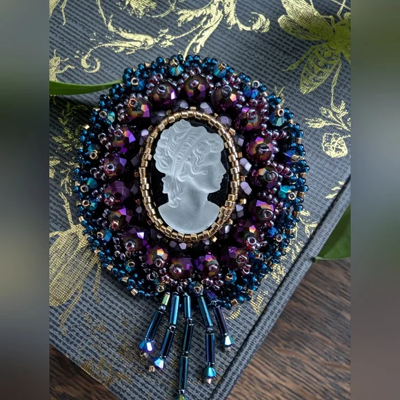 Beautiful Handmade Beaded Cameo Brooch - Picture 3 of 5